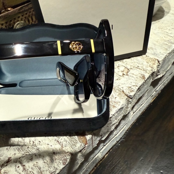 Gucci Black and Gold Luxury Glasses - Picture 4 of 10